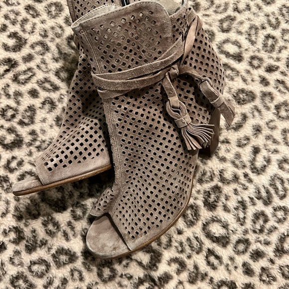 Vince Camuto KAMEY SUEDE PEEP TOE Tassel Cutout Booties Size 7 - Picture 6 of 11